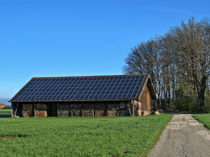 Panneaux photovoltaïques sur un bâtiment agricole