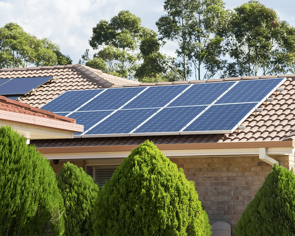 Panneaux photovoltaïques sur une toiture de maison